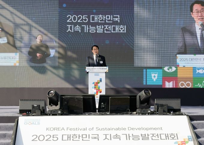 정명근 화성특례시장이 지난 5일 2025년 지속가능 발전대회 개막식에서 환영사를 하고 있다