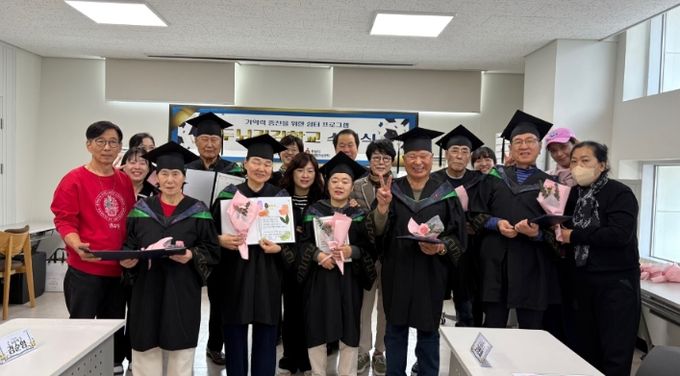 11월 20일 하남시치매안심센터 ‘두뇌건강학교’ 수료식에서 프로그램에 참여한 치매 어르신과 가족 등이 기념촬영을 하고 있다.