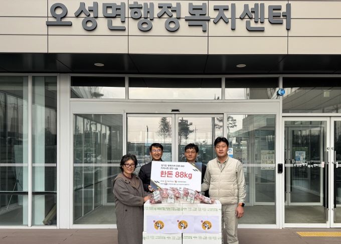 왼쪽부터 해림농장 최인희 사장, 강성식 오성면장 / 대한한돈협회 평택지부 조양연 부지부장, 박성철 이사