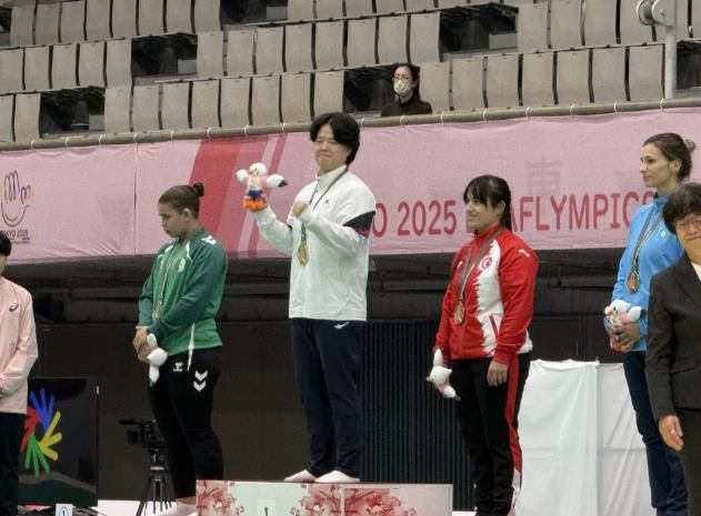 안산시장애인체육회 소속 홍은미 선수가 17일 ‘2025 도쿄 하계 데플림픽(청각장애인올림픽)’에서 유도 개인전 금메달을 입상하고 있다.
