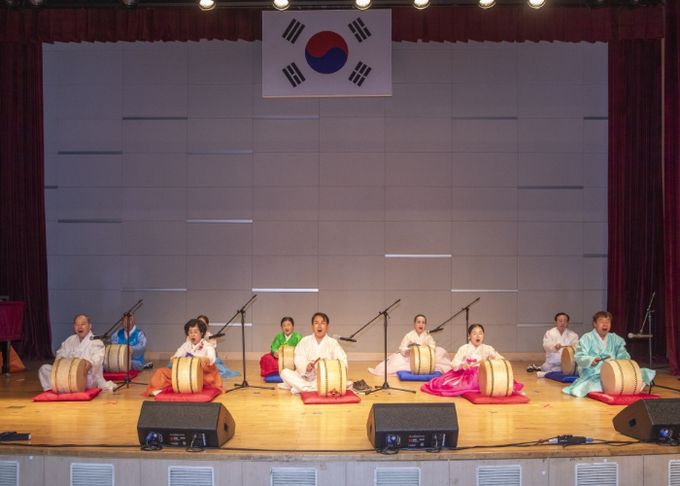 판소리반이 춘향전(농부가)을 공연하고 있다.