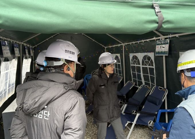 이정화 제2부시장이 동절기 대비 근로자 휴게공간 난방·보온 상태를 확인하고 있다.