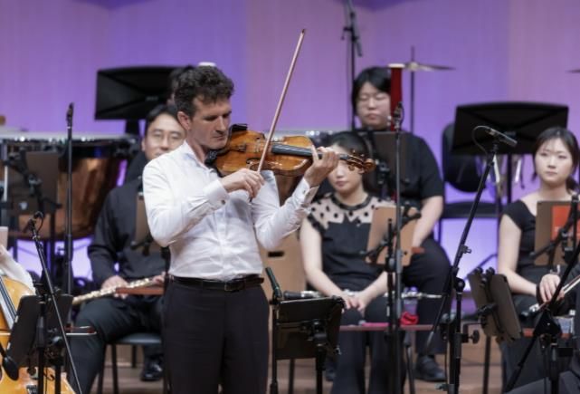 <2025 고잉홈 더 갈라>에서 솔로 연주 중인 바이올리니스트 스베틀린 루세브(고잉홈프로젝트 리더)