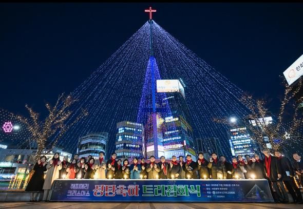 김동근 시장이 11월 28일 의정부역 동부광장에서 열린 성탄트리 점화식에서 참석자들과 기념사진을 찍고 있다.