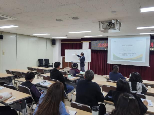 이종남 연구관의 재배기술 교육을 듣고 있다