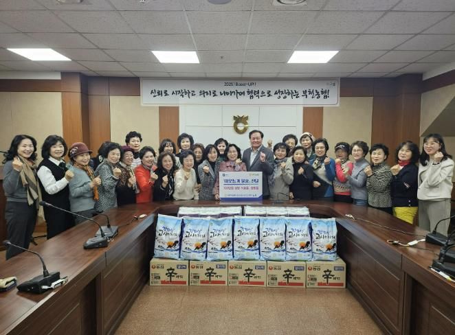 지난 9일 부천농협 여성회 여성대학에서 700만 원 상당의 식료품 및 생활용품을 기탁했다.