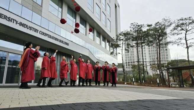 용인특례시와 울산과학기술원이 공동 운영하는 '반도체 최고위과정' 4기 수료식이 12일 열렸다