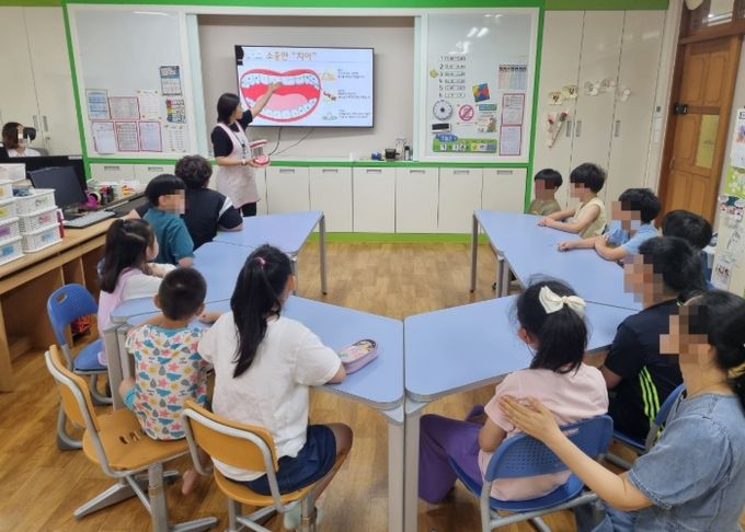 동부보건소 소속 치과위생사가 특수학급 교실을 방문해 학생 눈높이에 맞춘 구강보건교육을 진행하고 있다