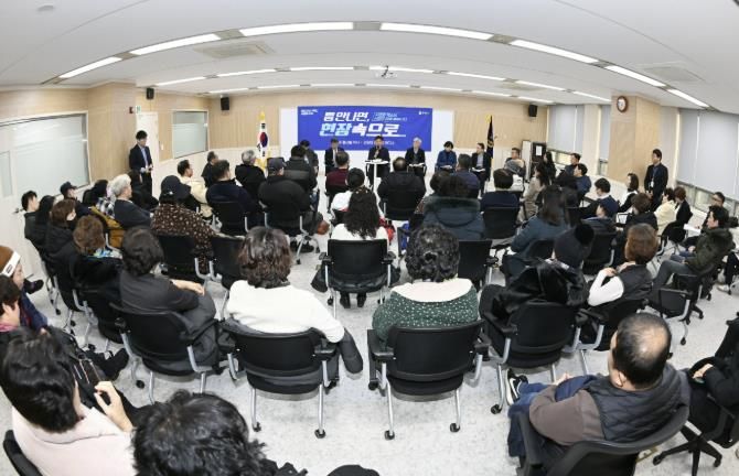 부천시가 24일 오정구청에서 ‘틈만나면, 현장속으로’를 열고 경인고속도로변 소규모주택정비사업부지 방음벽 설치 관련 시민 의견을 듣는 자리를 마련했다.