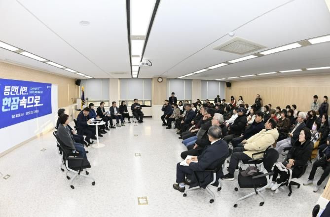 부천시가 24일 오정구청에서 ‘틈만나면, 현장속으로’를 열고 경인고속도로변 소규모주택정비사업부지 방음벽 설치 관련 시민 의견을 듣는 자리를 마련했다.