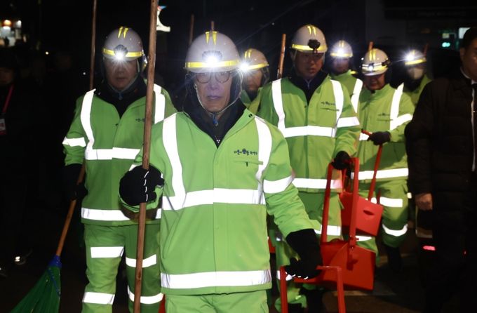 김민석 국무총리가 26일 관악구 신림로 일원에서 환경공무관들과 가로 청소 및 청소를 마친 뒤엔 간담회를 하고 있다.