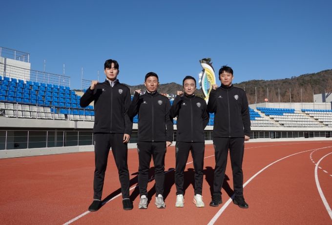 김해FC2008 코칭스태프 단체사진