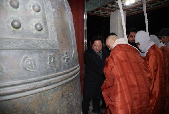 타종에 참여하고 있는 주광덕 시장
