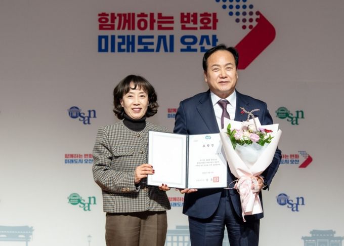 이권재 오산시장에게 2025년 종무식에서 표창장을 봉납한 모습