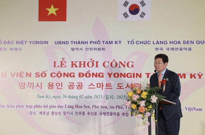 이상일 용인특례시장이 지난해 2월 26일(현지시각) 베트남 국제연꽃마을에서 개최한 용인 스마트 디지털도서관 착공식에 참석했다.