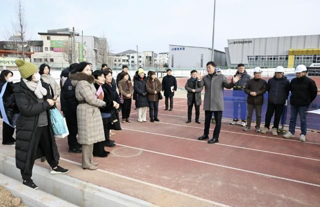 이민근 안산시장이 12일 월피체육문화센터(상록구 부곡동 719-1번지) 일원에서 부대시설 환경개선 공사 현장을 점검하고 있다.