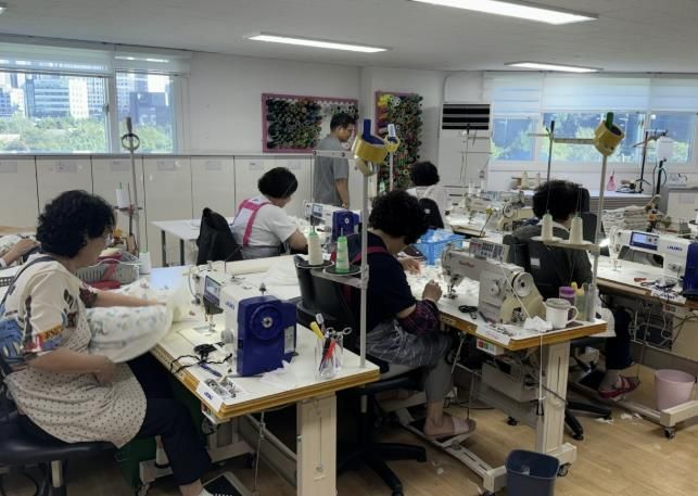 다복꾸러미 제작 중인 ‘할머니와 재봉틀’ 고양시니어클럽