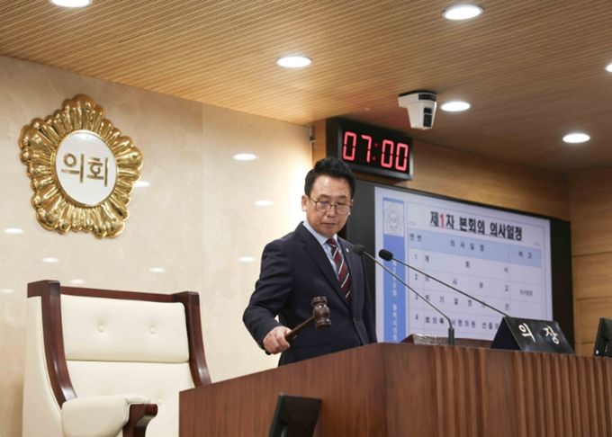 제260회 임시회 제1차 본회의에서 의사봉 타봉하는 강정구 의장