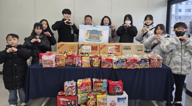 광명시 연세정도태권도장(철산&광명교육관)·파워점핑줄넘기는 지난 3일 관내 취약계층 지원을 위해 라면 400개를 광명7동 지역사회보장협의체에 기탁했다.