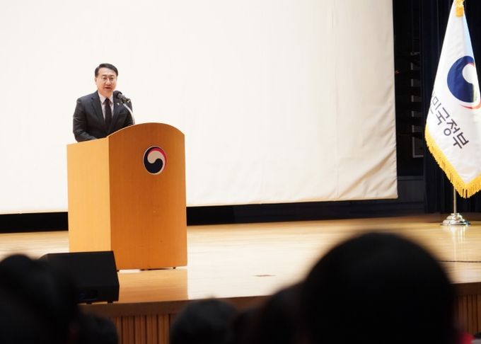 김인호 산림청장이 5일 ‘2026년 도시숲·가로수 조성사업 추진을 위한 정부·지방정부간 소통간담회’에서 인사말을 하고 있다
<p> </p>
<p>.