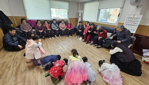 광주시 오포2동 매산어린이집 원아들, 설 맞아 경로당 방문해 세대 간 교류