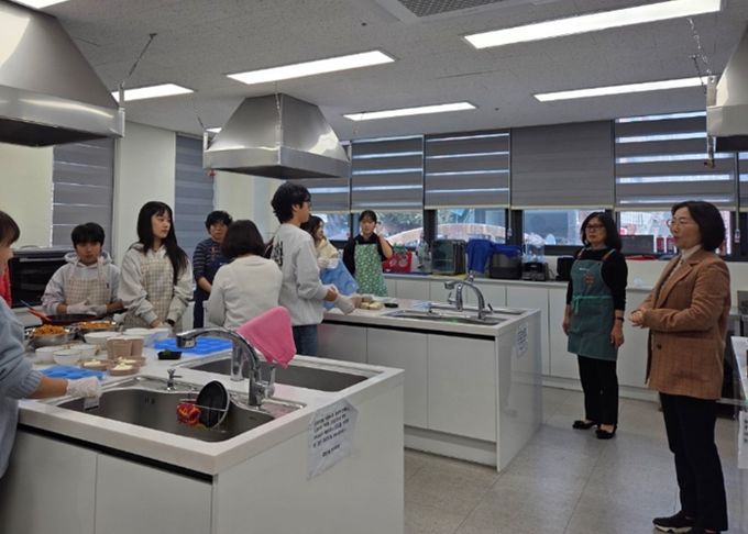 광명시 광명5동 청소년지도협의회(회장 김영란)는 지난 23일 광명5동 행정복지센터 공유부엌에서 청소년지도협의회 위원들과 관내 청소년 5명이 함께하는 ‘건강한 오란다 만들기’ 체험 행사를 개최했다.