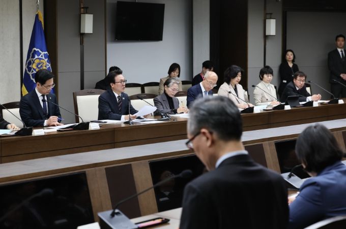 김민석 국무총리가 25일 세종 다솜로 정부세종청사에서 열린 세종특별자치시지원위원회의를 주재하고 있다.