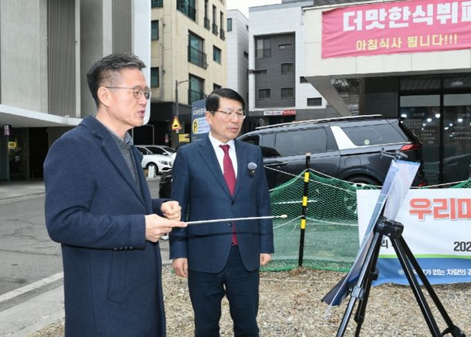 우리마을 틈새주차장 운영 현황에 대해 보고받는 백경현 구리시장