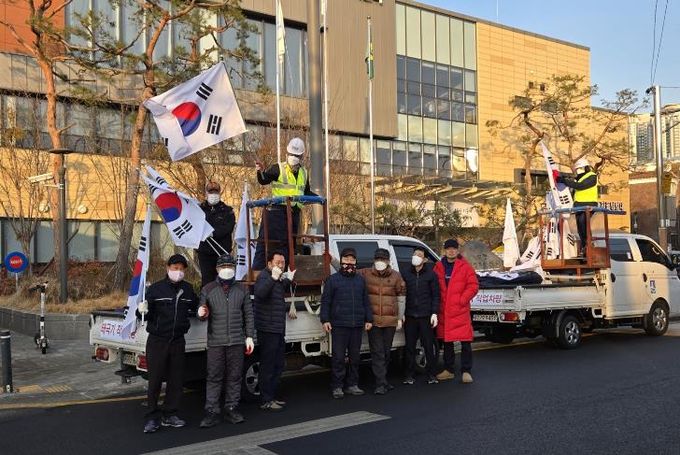 수원시 장안구 영화동 새마을지도자협의회, 3.1절 맞아 나라사랑 고취를 위한 태극기 물결 조성