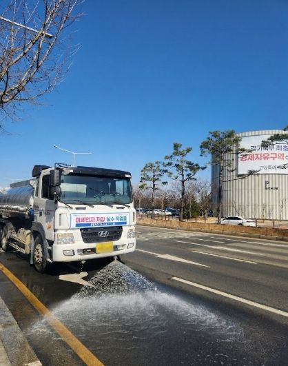 미세먼지 살수차 운행 모습.