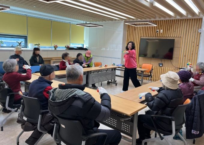3일 소하동 치매안심센터에서 '기품(기억을 품은) 쉼터' 첫 회기를 진행하고 있다.