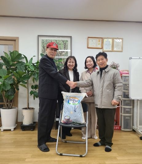 고양시 원신동 지역사회보장협의체, 경로당에 ‘사랑의 쌀’ 전달