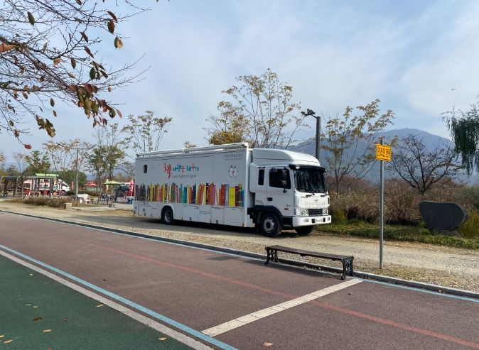 하남시 이동도서관 차량이 당정뜰에 정차중이다.