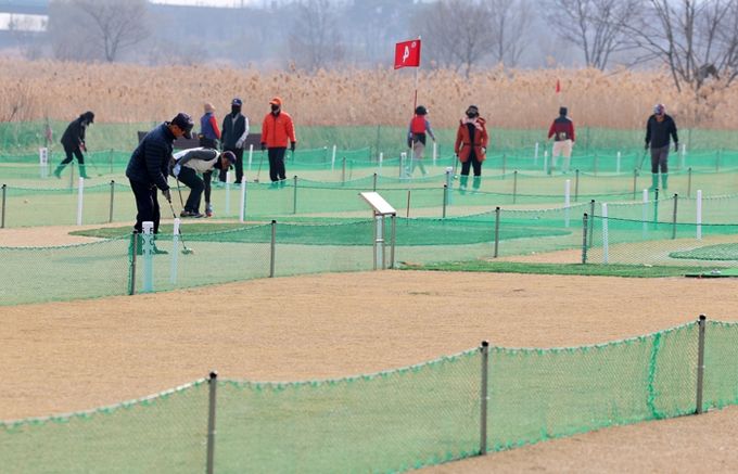 광산구가 지난 12일 운남동 107-3번지 일원에 9홀 규모인 운남파크골프장 조성을 완료해 시민들이 이용하고 있는 모습.