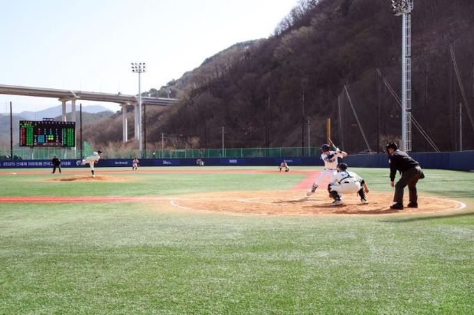 2025년 밀양 스포츠파크 야구장에서 열린 ‘2025 신세계 이마트배 전국고교 야구대회’ 경남고와 용인시야구단 경기 모습