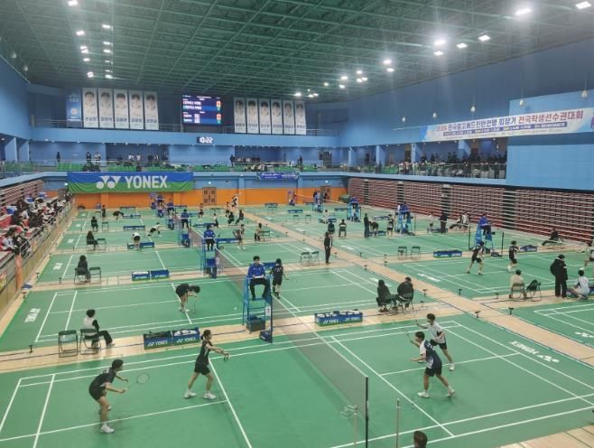 밀양시 배드민턴경기장에서 열린 ‘2026 한국중고배드민턴연맹 회장기 전국학생선수권대회’ 경기 모습