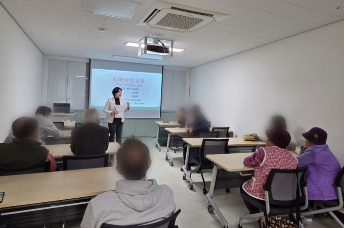 금사도서관 치매예방교실 운영