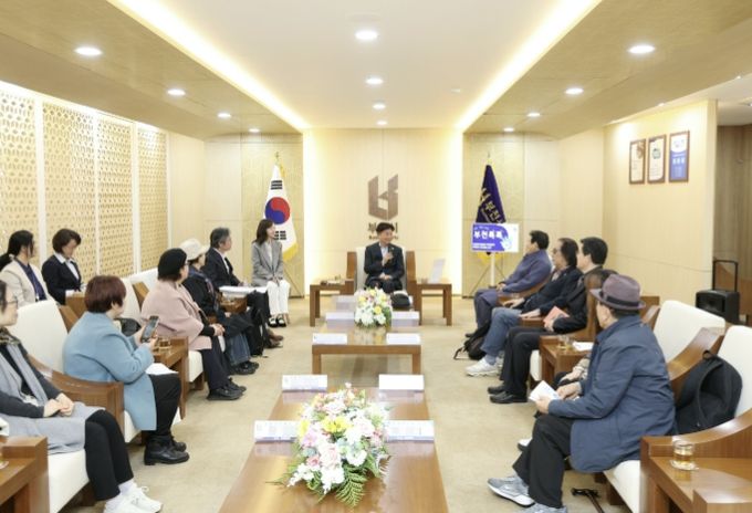 부천시장이 참여자들과 소통의 시간을 보내고 있다.