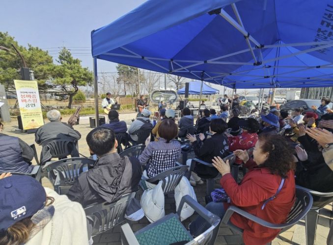 시흥시 신현동, 봄 여는 따뜻한 선율…‘봄 마중 버스킹 공연’마쳐