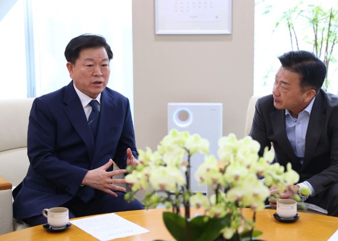 박승원 광명시장(사진 왼쪽)이 31일 오후 인천 송도 포스코이앤씨 본사를 찾아 송치영 포스코이앤씨 사장(사진 오른쪽)과 만나 신안산선 사고 현장 인근 주요 시설물의 전면 보강과 신속한 피해 보상에 대해 확답을 받고 있다.