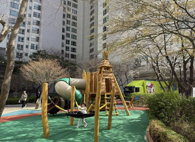 성남시의 보조금 1억원을 지원받아 지난해 2월 아동친화적(자연친화형)으로 리모델링한 정자동파크뷰 단지내 놀이터