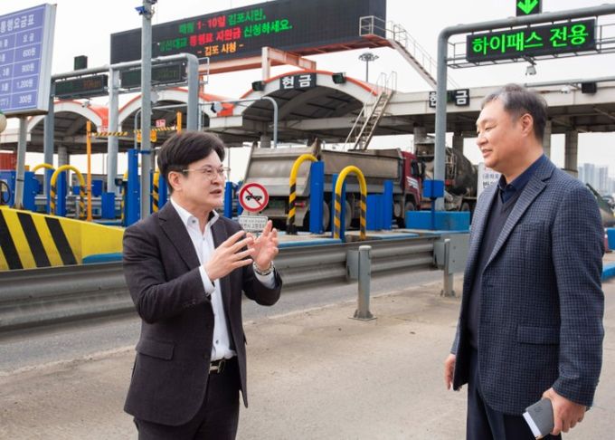 김병수 김포시장이 1일 일산대교 현장을 방문해 이용 상황 확인 및 과정 점검에 나섰다.