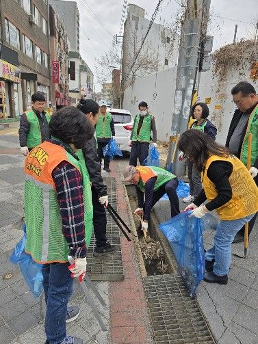 평택시 자율방재단, 호우 대비 빗물받이 집중 점검