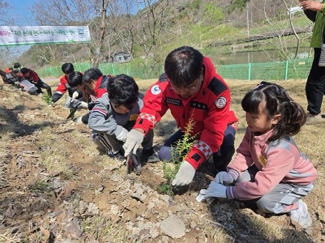 '작은 손으로 만드는 미래숲' 나무심기 행사