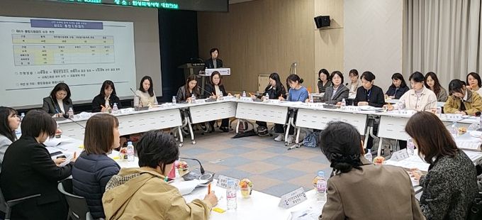 화성특례시가 「의료·요양 등 지역 돌봄의 통합지원에 관한 법률」 시행 이후 첫 통합지원회의를 개최하고, 읍면동·보건소·의료기관 등 관계기관과 함께 돌봄 대상자별 맞춤형 지원계획을 논의하고 있다.