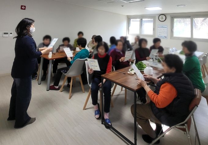 경로당에서 어르신들을 대상으로 미세먼지 대응 행동 요령 교육을 하고 있다.