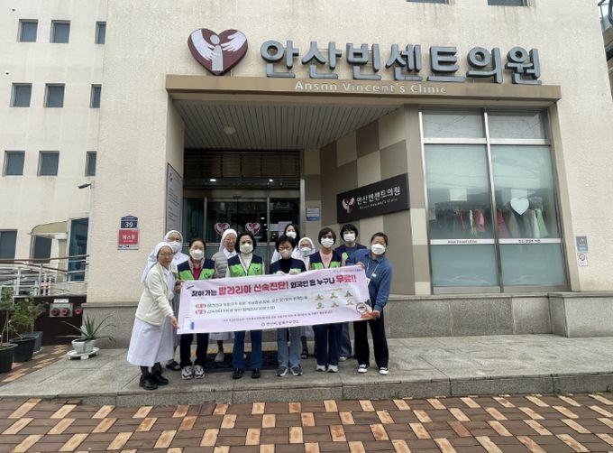 상록수보건소에서 안산빈센트병원과 연계해 11일 외국인 대상 '찾아가는 말라리아 신속진단 검사'를 진행하고 기념촬영을 하고 있다.