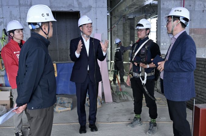 이민근 안산시장(사진 가운데) 13일 '공공 복합커뮤니티센터 건립공사' 현장을 방문해 사업진행 상황과 안전관리 실태를 점검하고 있다.