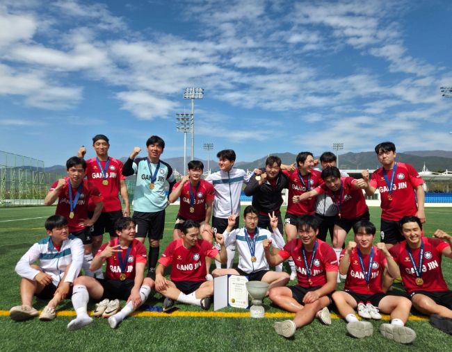 축구 종목 종합 우승을 거둔 강진군 선수들