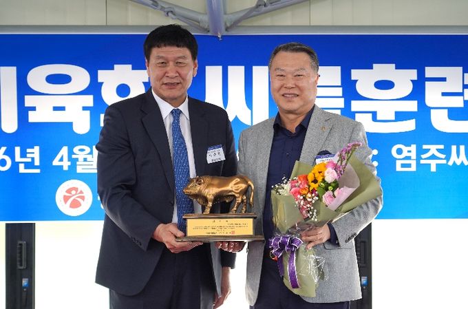 이준희대한씨름회장, 전갑수광주광역시체육회장 감사패